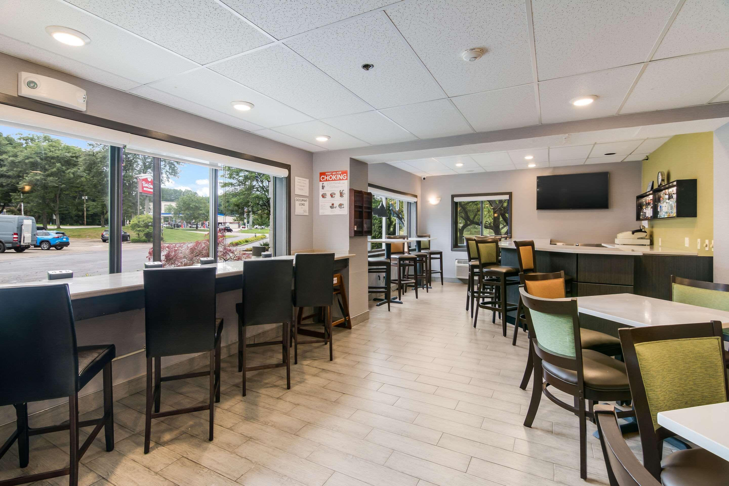 Clarion Pointe Jamestown - Falconer Luaran gambar